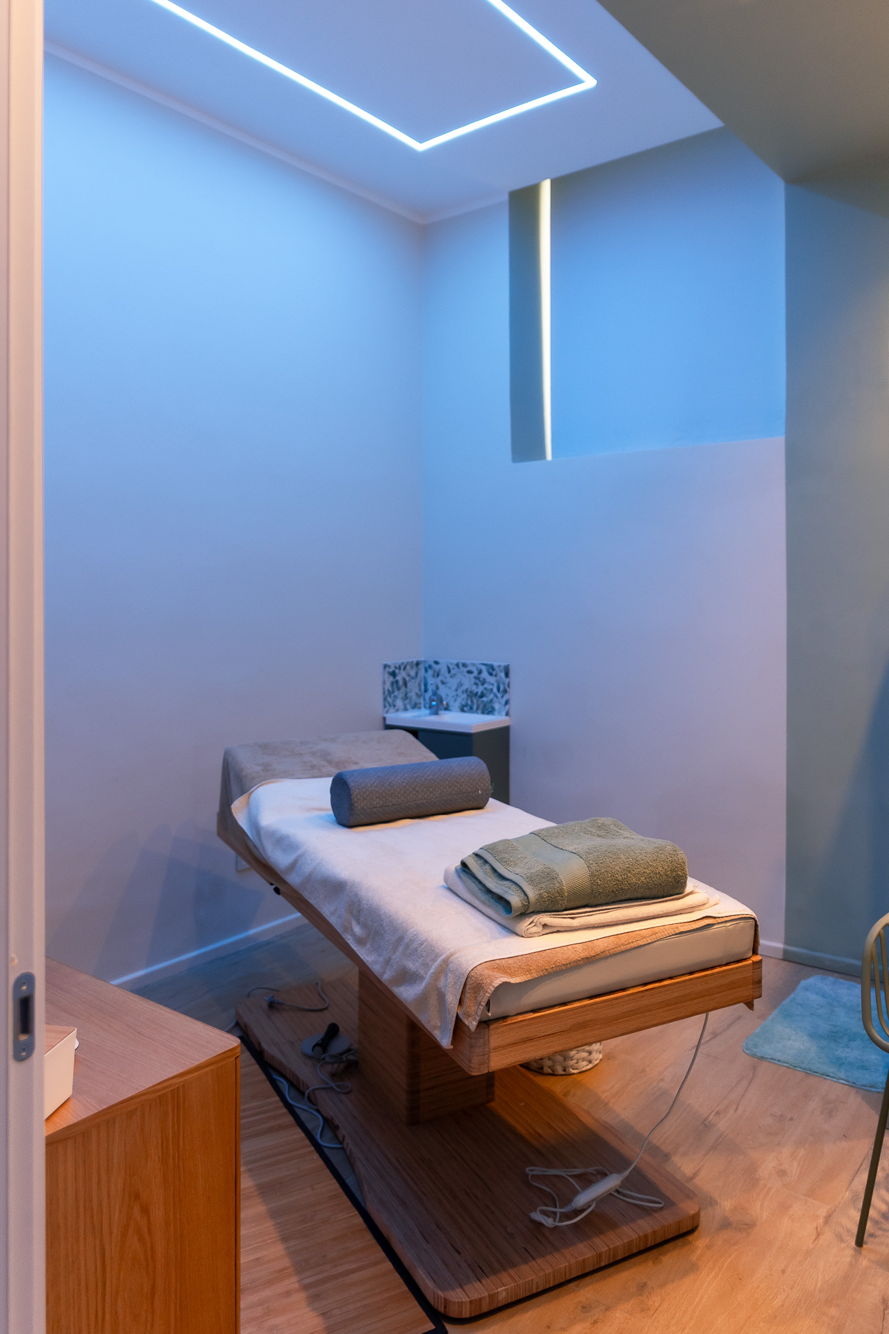 Cabina trattamenti EsteticaMente Civitavecchia — lettino professionale con illuminazione LED
