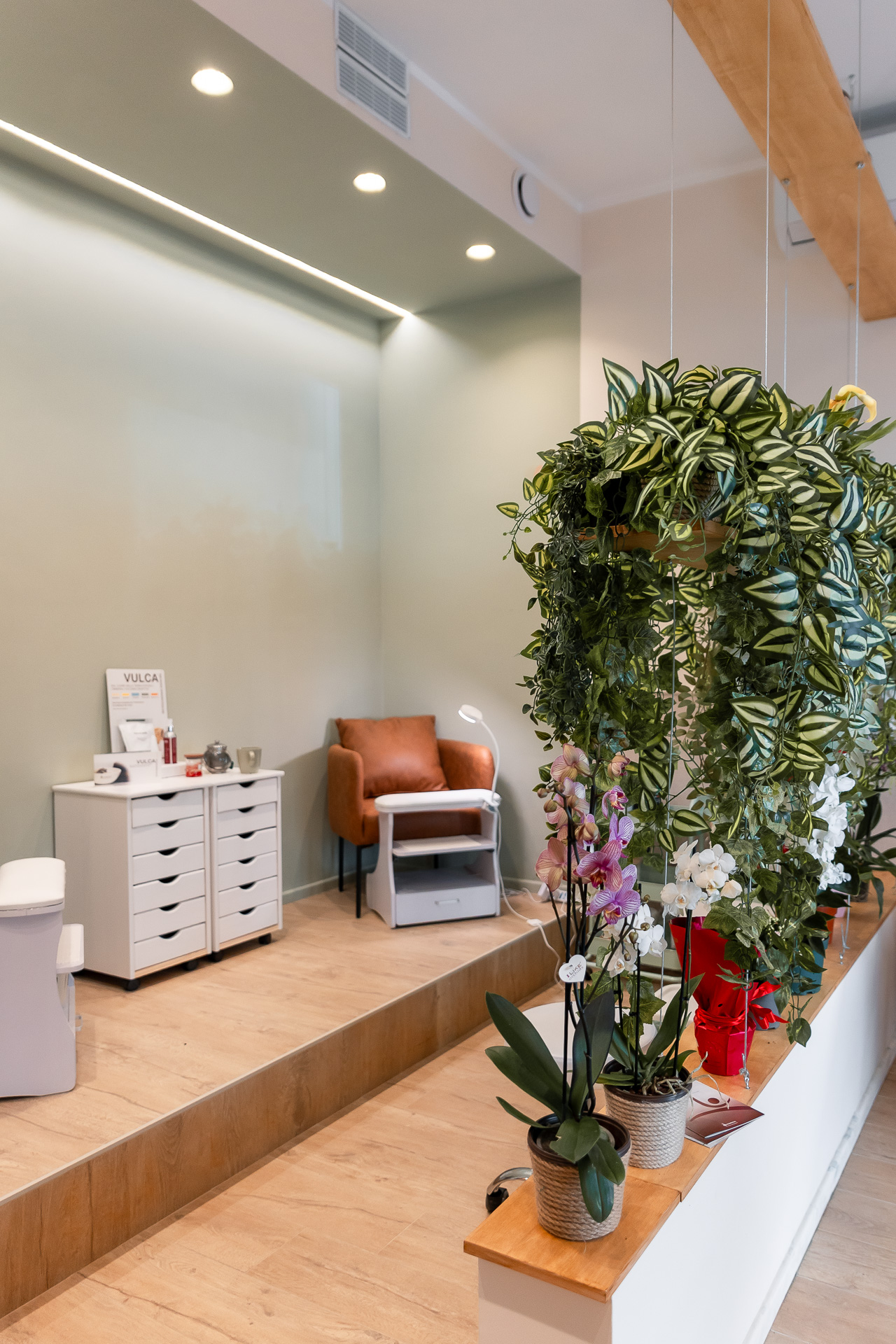 Salotto EsteticaMente Civitavecchia — area accoglienza con orchidee e piante