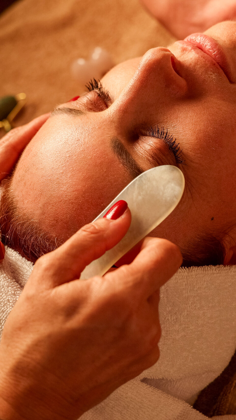 Gua Sha — pietre levigate per il drenaggio del viso — EsteticaMente Civitavecchia