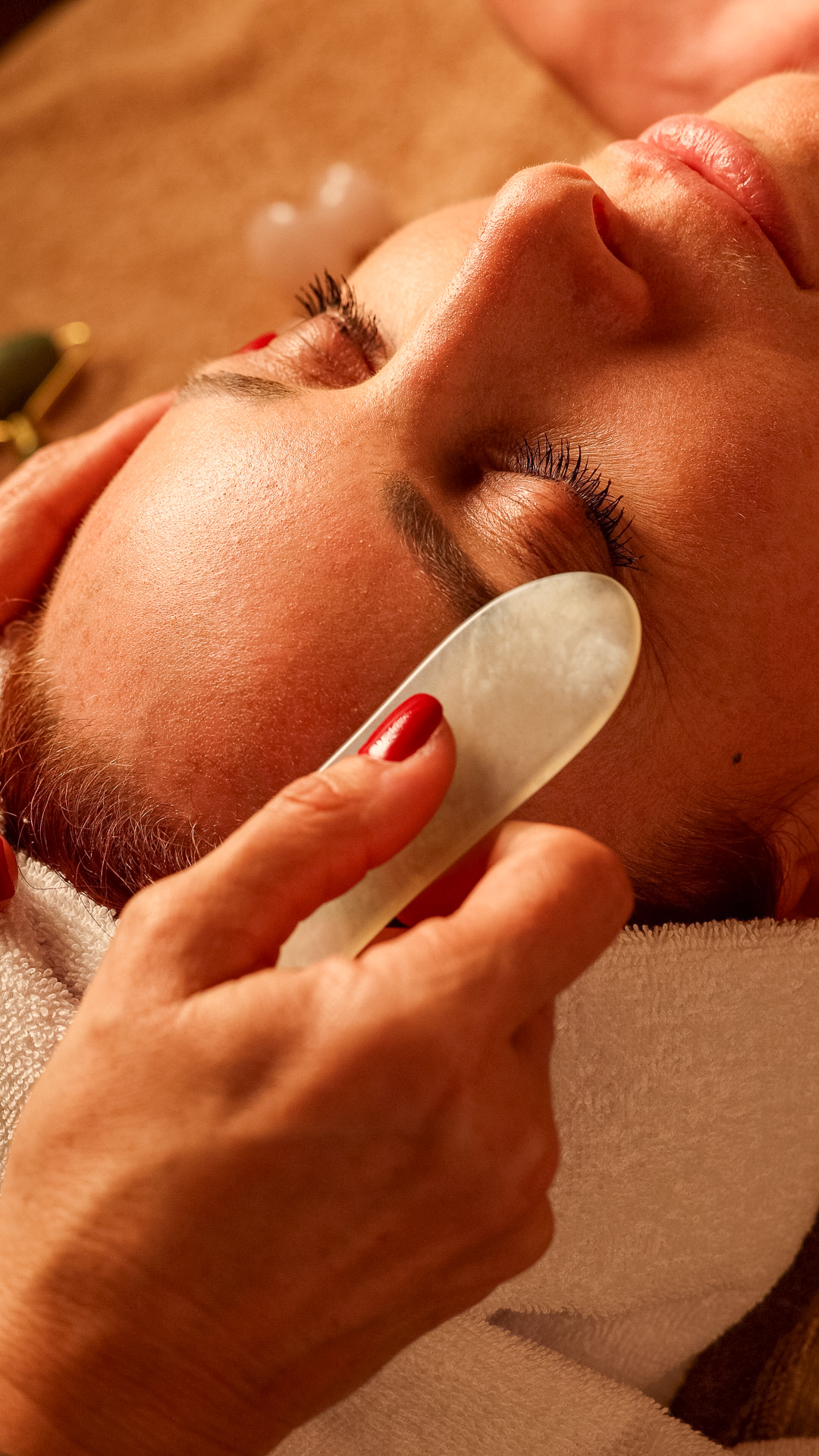 Rituale Gua Sha viso EsteticaMente Civitavecchia — tecnica orientale per drenaggio e luminosità