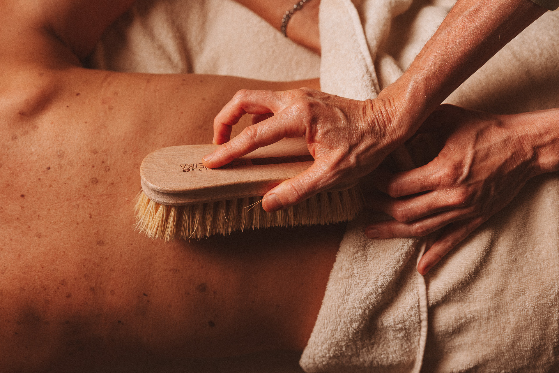 Spazzolatura corpo EsteticaMente Civitavecchia — Rituale di riattivazione circolatoria