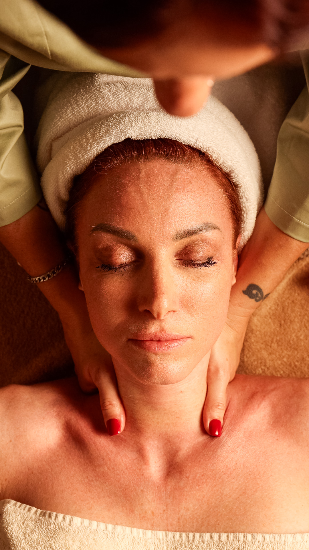 Rituale viso Cloud Skin — mani dell'operatrice sul collo dell'Ospite, EsteticaMente Civitavecchia