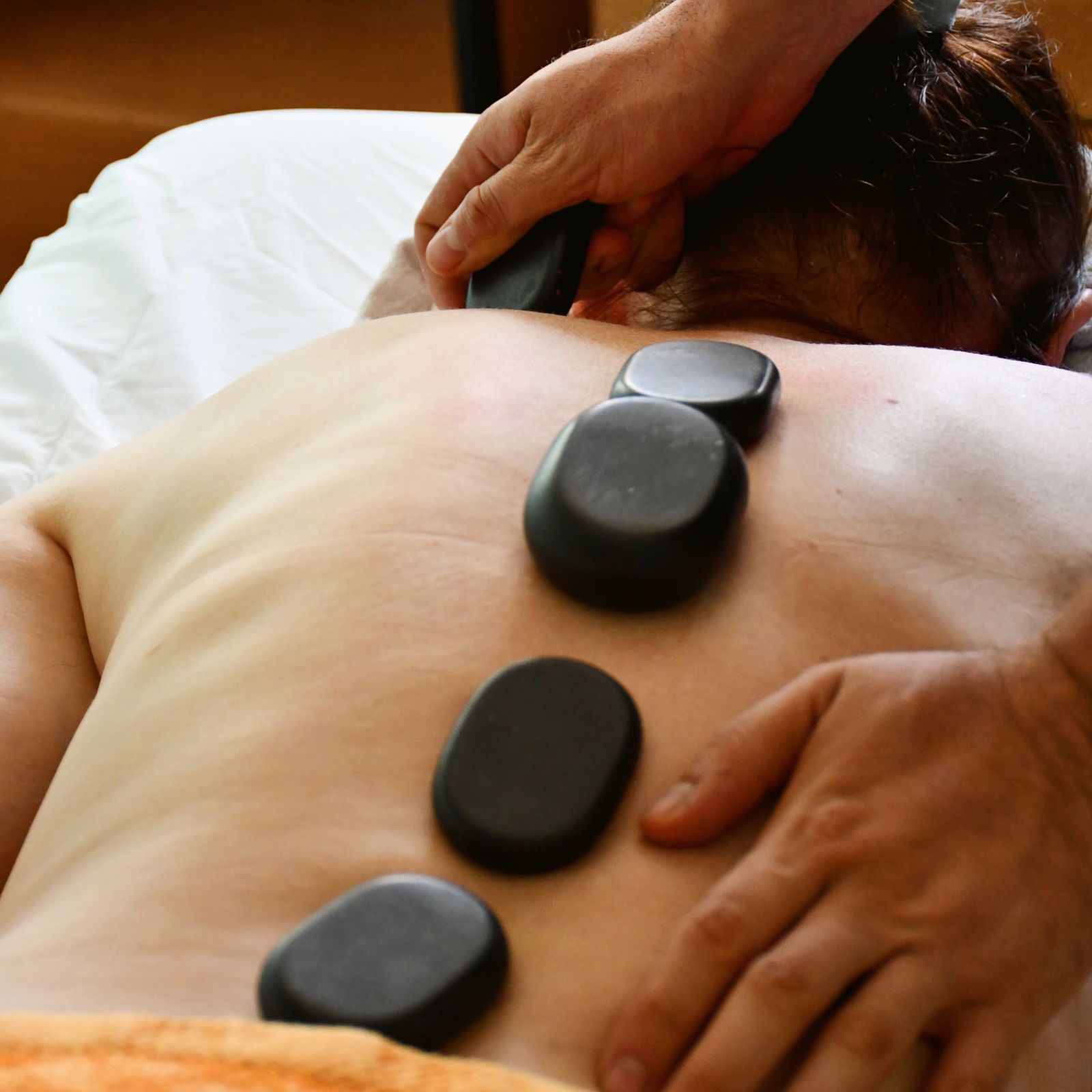 Massaggio Hot Stone pietre calde — EsteticaMente Civitavecchia