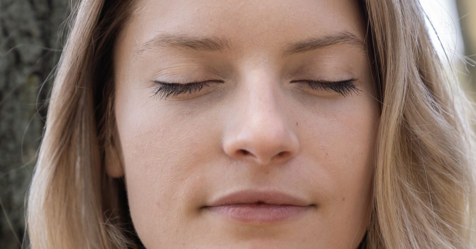 Viso disteso e pelle liscia dopo l'epilazione viso con filo arabo — EsteticaMente Civitavecchia