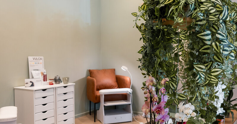 L'ambiente dell'Oasi Urbana, angolo pedicure con orchidee — EsteticaMente Civitavecchia, a circa 15-20 minuti da Allumiere